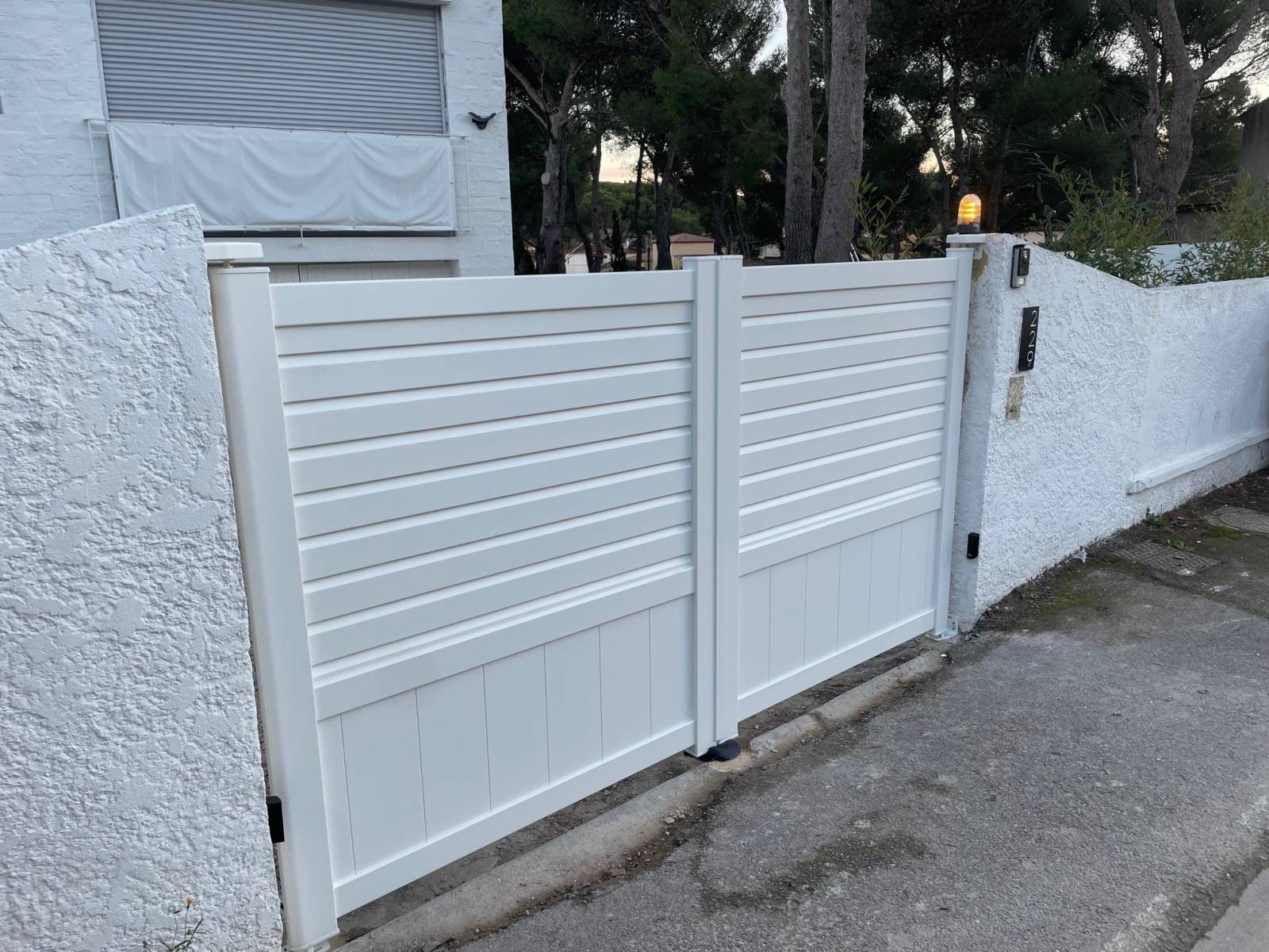 Fourniture d'un portail en aluminium laqué à Carry le Rouet