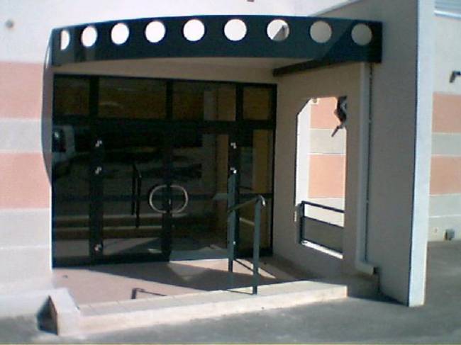 Réalisation  d'un  ensemble  d'entrée  pour  la  Salle  des  Fêtes de la Mède