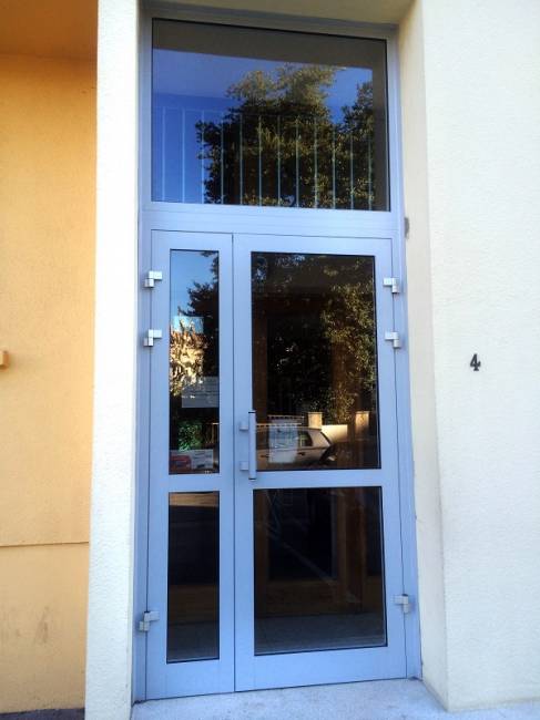 Fabrication  et  pose  de  portes  extérieures  à  Carry  le  Rouet