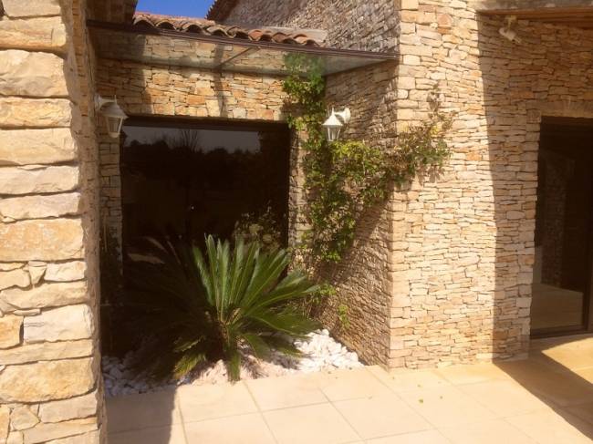 Fabrication  et  pose  de  baies  vitrées  à  Puyricard