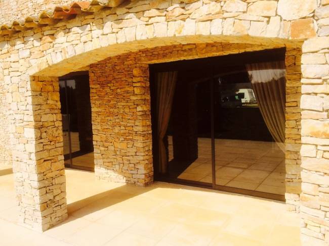 Fabrication  et  pose  de  baies  vitrées  à  Puyricard