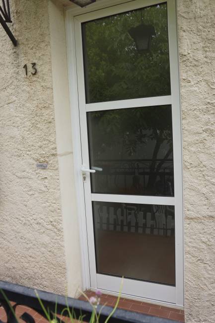 Fourniture  et  pose  d'une  porte  d'entrée  en  PVC  à Manosque