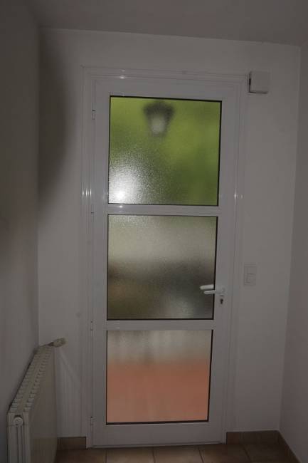 Fourniture  et  pose  d'une  porte  d'entrée  en  PVC  à Carry le Rouet