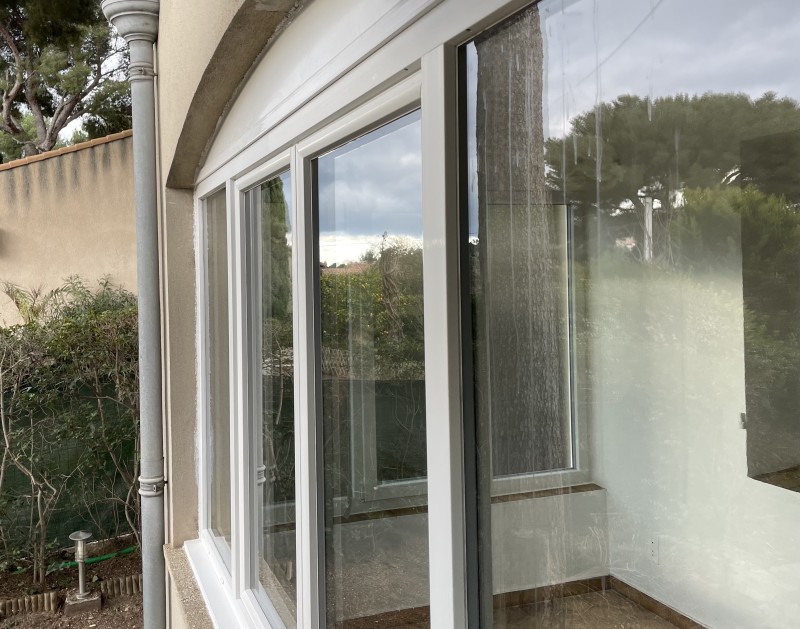 Réalisation de menuiseries en PVC sous cintrages