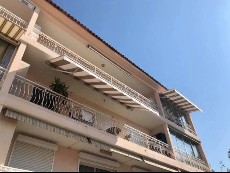 Installation de store avec toile Dickson à Sausset les Pins