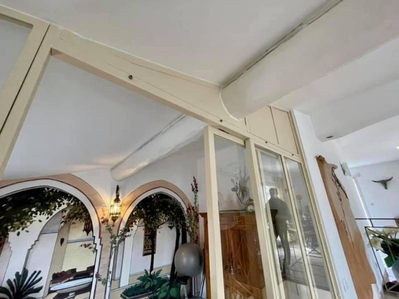 Pose de verrière en métal couleur ivoire sur la Cote Bleue