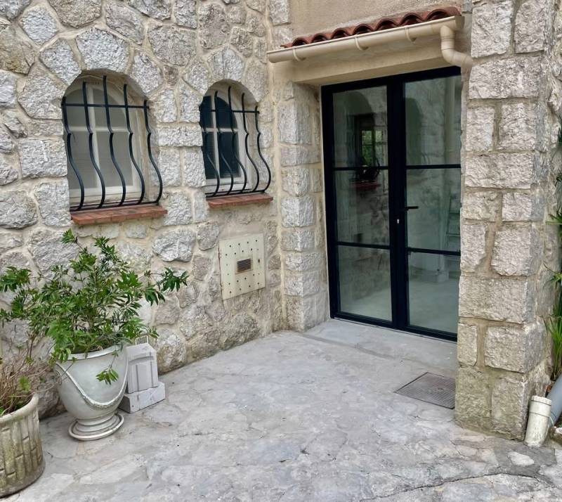 Pose d'une porte fenêtre en aluminium sur mesure à Aix en Provence