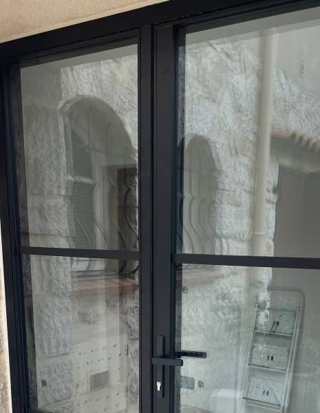 Pose d'une porte fenêtre en aluminium sur mesure à Aix en Provence