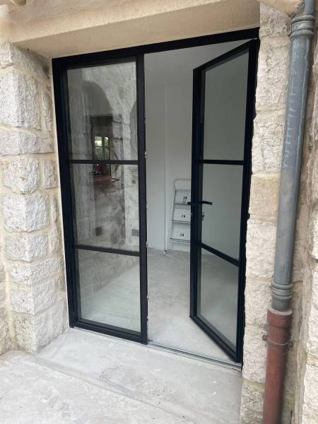 Pose d'une porte fenêtre en aluminium sur mesure à Aix en Provence