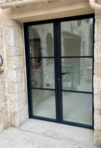 Pose d'une porte fenêtre en aluminium sur mesure à Aix en Provence
