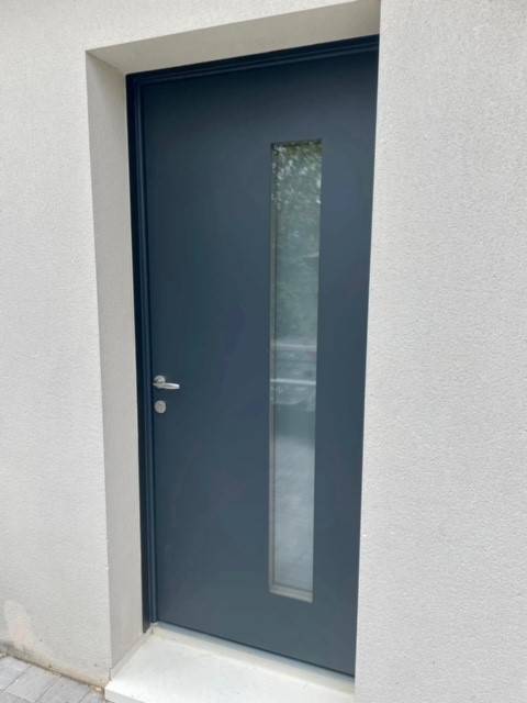 Pose de porte d'entrée en aluminium à Puyricard