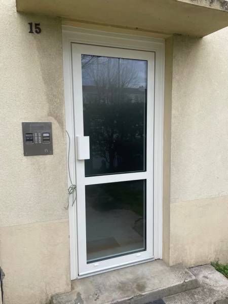 Pose d'une porte d'entrée d'immeuble à Châteauneuf les Martigues