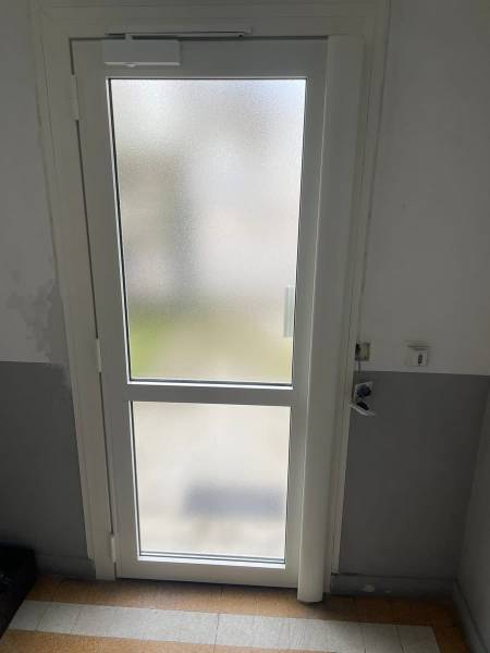 Pose d'une porte d'entrée d'immeuble à Châteauneuf les Martigues
