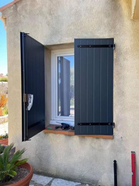 Installation de volets battants sur mesure en aluminium sur la Côte Bleue