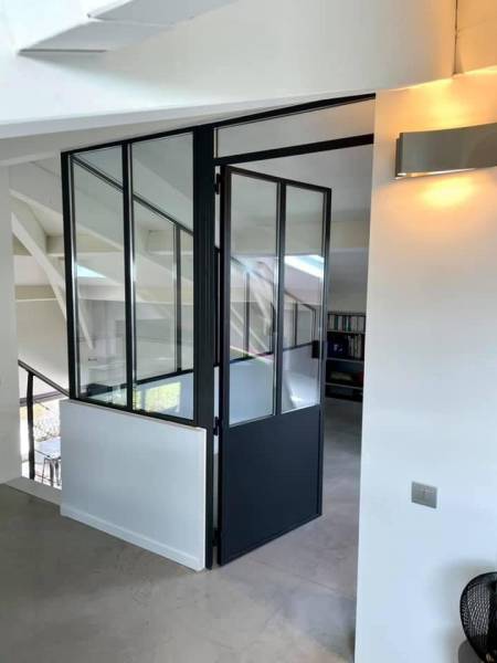 Pose d'une verrière en acier thermolaqué avec porte à Aix en Provence