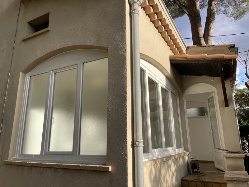 Réalisation de menuiseries en PVC sous cintrages