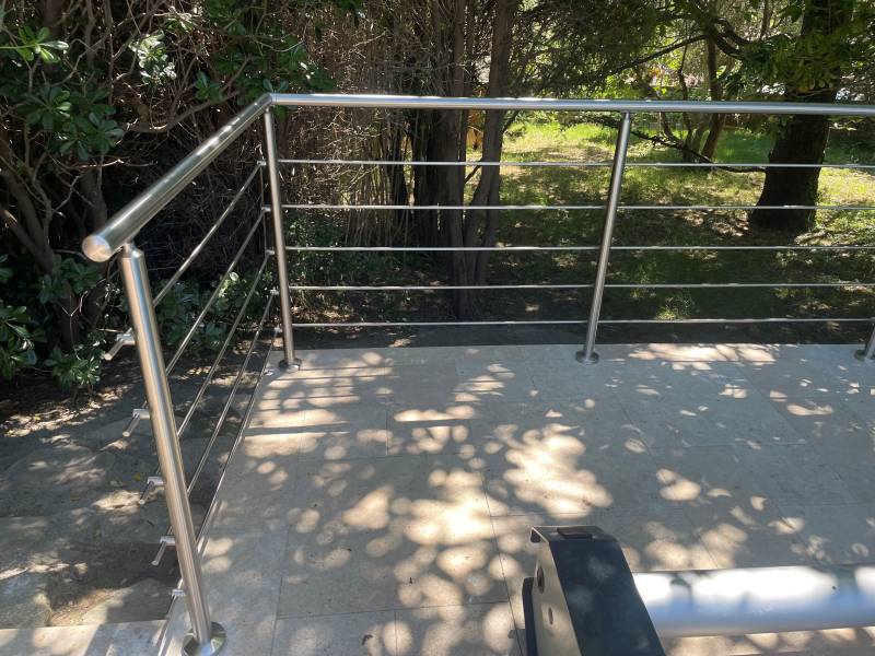 Pose d'un garde corps en inox sur mesure à Martigues