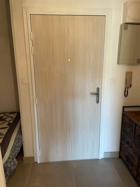 Fourniture et pose d'une porte palière sur mesure à Carry le Rouet