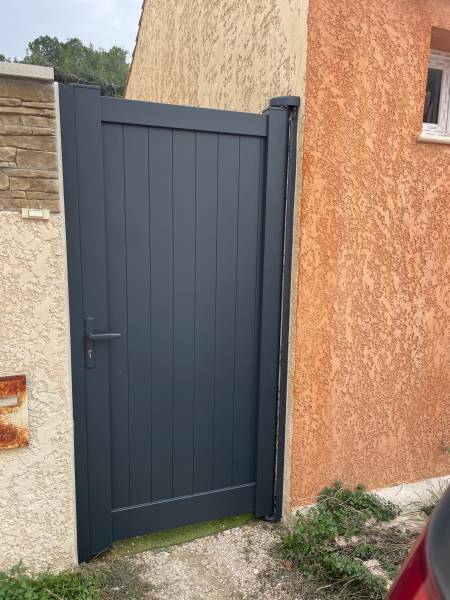 Pose d'un portillon en aluminium laqué à Martigues