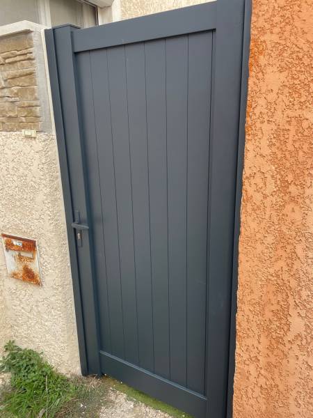 Pose d'un portillon en aluminium laqué à Martigues