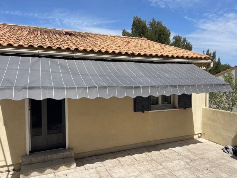 Fourniture et installation d'une toile de store sur mesure à Carry le Rouet
