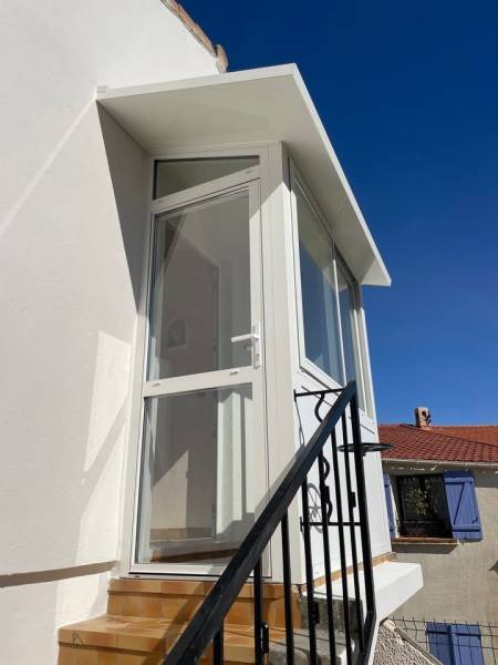 Pose d'une véranda en aluminium laqué blanc à Aix en Provence