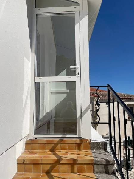Pose d'une véranda en aluminium laqué blanc à Aix en Provence